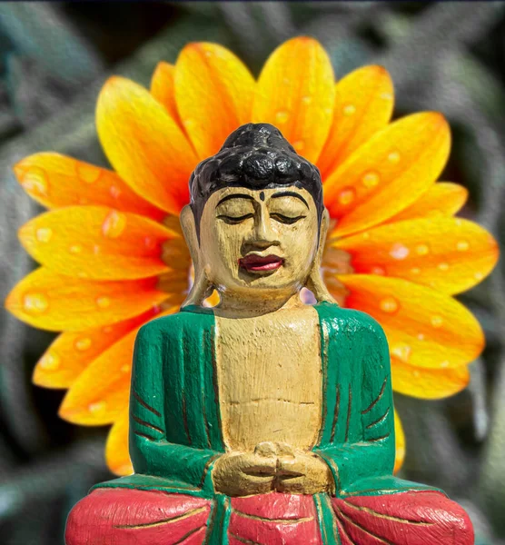 Eine Buddhastatue Gegen Eine Orangefarbene Blume — Stockfoto