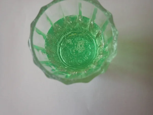 Una Vista Dall Alto Acqua Frizzante Bicchiere Verde — Foto Stock