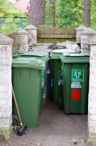 Tlen Polen Aug 2015 Reihen Grüner Mülltonnen Einem Garten — Stockfoto