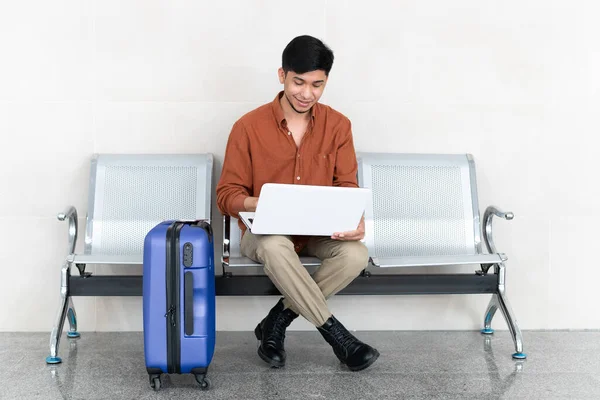 Nahaufnahme Einer Person Die Flughafen Sitzt Und Einem Laptop Arbeitet — Stockfoto