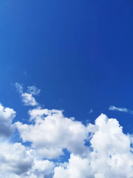 蓝色多云天空的一张垂直的照片 上面有文字的空间 — 图库照片