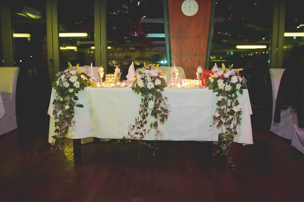 Gelin Damat Masasının Mumlar Çiçeklerle Süslenmiş Güzel Bir Süsü — Stok fotoğraf