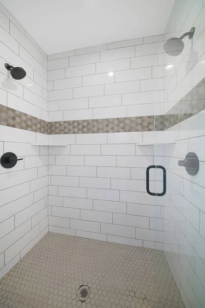 Design Interiores Minimalista Casa Banho Azulejos Brancos Castanhos Com Cabine — Fotografia de Stock