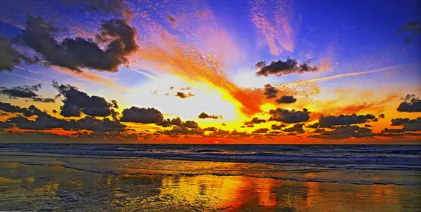 Une Vue Panoramique Une Côte Ondulée Sous Beau Coucher Soleil — Photo