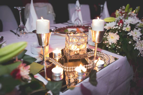 Een Close Shot Van Een Decoratie Met Kaarsen Tafel Tijdens — Stockfoto