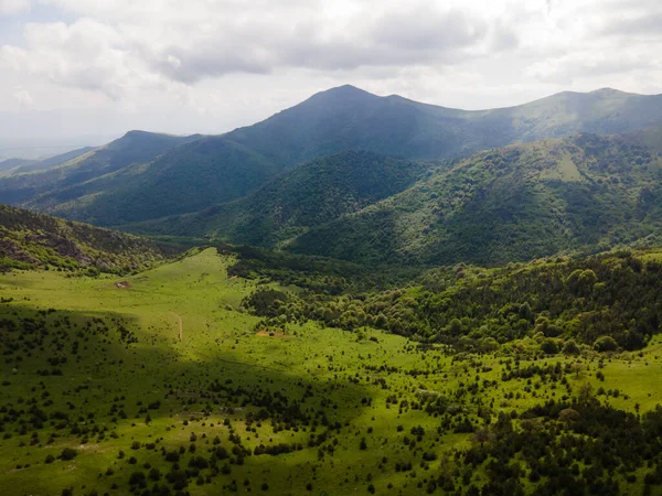 Zöld Hegyek Erdők Légi Kilátás Gyönyörű Táj Örményországban Zöld Mezők — Stock Fotó