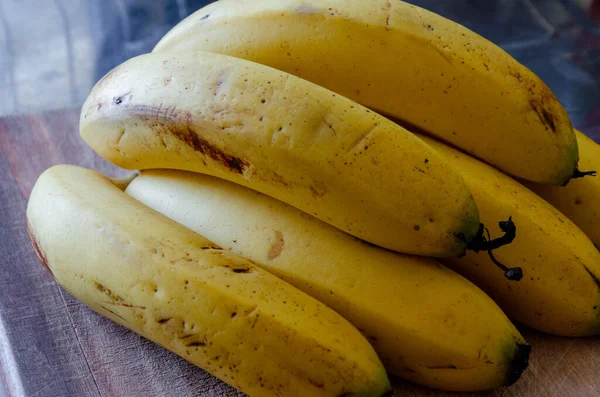 Tiro Close Monte Bananas Uma Placa Corte Madeira — Fotografia de Stock