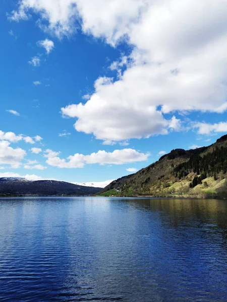 Μια Γραφική Εικόνα Της Λίμνης Oppheimsvatnet Στη Νορβηγία Που Περιβάλλεται — Φωτογραφία Αρχείου