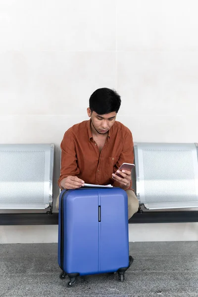 Eine Vertikale Aufnahme Einer Person Flughafen Die Auf Ihren Flug — Stockfoto