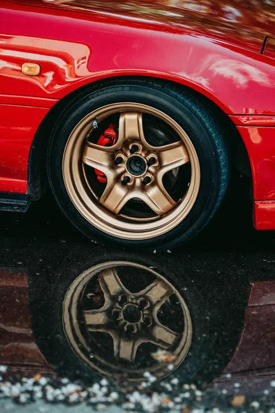 Una Rueda Coche Deportivo Brillante Rojo Con Reflexión Sobre Asfalto — Foto de Stock