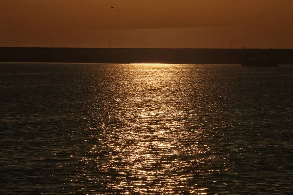 Der Goldene Himmel Über Dem Meer Bei Sonnenuntergang — Stockfoto