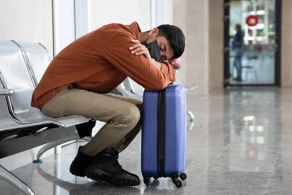 Nahaufnahme Einer Person Mit Gesichtsmaske Flughafen Die Auf Ihrem Gepäck — Stockfoto