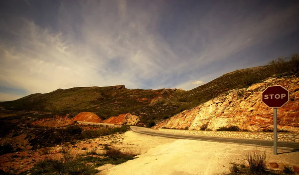 Uma Vista Panorâmica Uma Estrada Rural Vazia Sob Céu Agitado — Fotografia de Stock