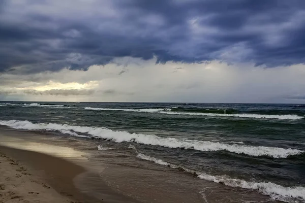 Písečná Pláž Vlnité Moře Pod Zataženou Oblohou — Stock fotografie