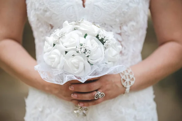 Primo Piano Una Sposa Che Tiene Bouquet Sposa Con Rose — Foto Stock