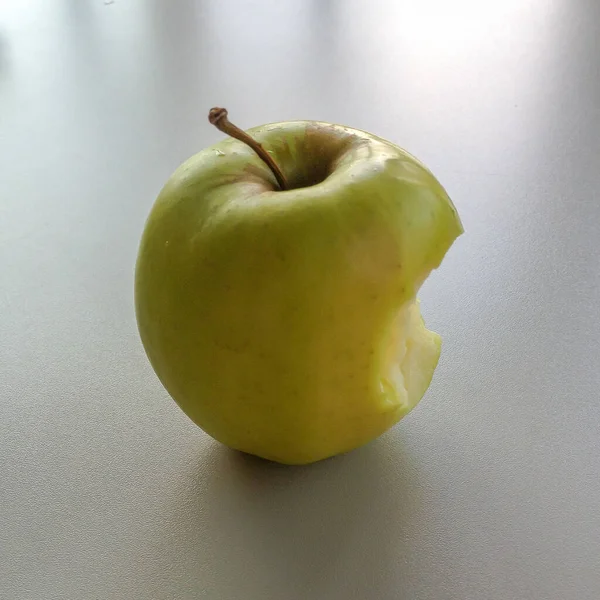 Närbild Ett Bitet Grönt Äpple — Stockfoto