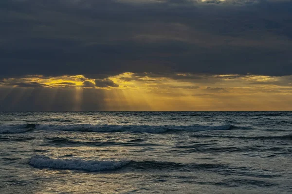 曇り空の下で波状の海 — ストック写真