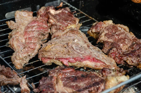 Primer Plano Trozos Carne Sobre Una Parrilla Barbacoa — Foto de Stock