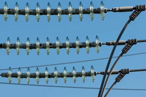 Närbild Mössa Isolator Kedjor Blå Himmel Bakgrund — Stockfoto