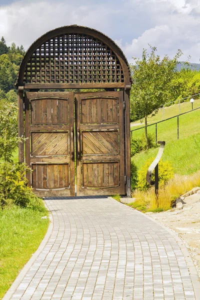 Tiro Vertical Una Posada Puerta Madera Parque Verde — Foto de Stock