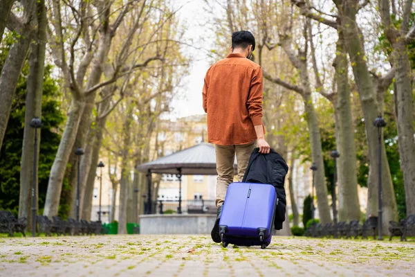 Nahaufnahme Einer Person Die Mit Gepäck Einem Park Spaziert — Stockfoto