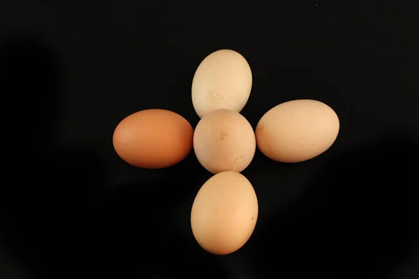 Primer Plano Cinco Huevos Frescos Sobre Una Superficie Negra — Foto de Stock