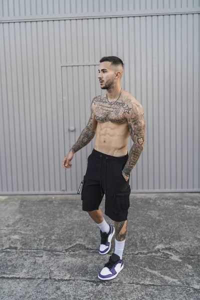 Joven Español Con Tatuajes Estilo Casual — Foto de Stock