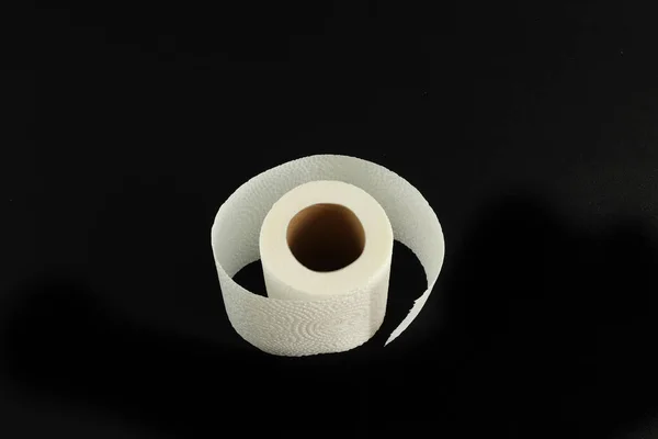 Eine Nahaufnahme Einer Toilettenpapierrolle Auf Schwarzem Hintergrund — Stockfoto
