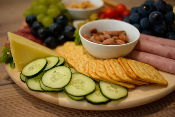 Prato Lanches Saborosos Queijo Biscoitos Fatias Pepino Frutas Nozes — Fotografia de Stock