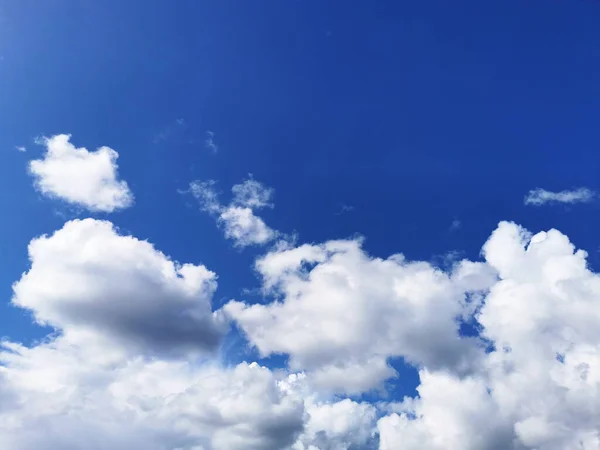 Metin Için Alanı Olan Mavi Bulutlu Bir Gökyüzü — Stok fotoğraf