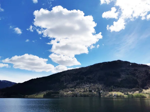天気の良い日には山に囲まれたノルウェーのOppheimsvatnet湖の景勝地 — ストック写真