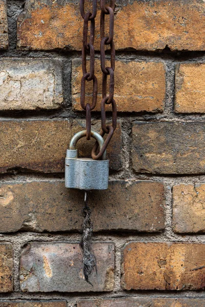 Vertical Shot Old Padlock Hanging Rusty Iron Chairs Front Brick — Zdjęcie stockowe