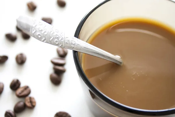 Una Taza Café Entre Granos Café Tostados Sobre Fondo Blanco — Foto de Stock