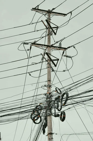 Vertikální Záběr Elektrické Přenosové Věže Kabelů Proti Obloze — Stock fotografie
