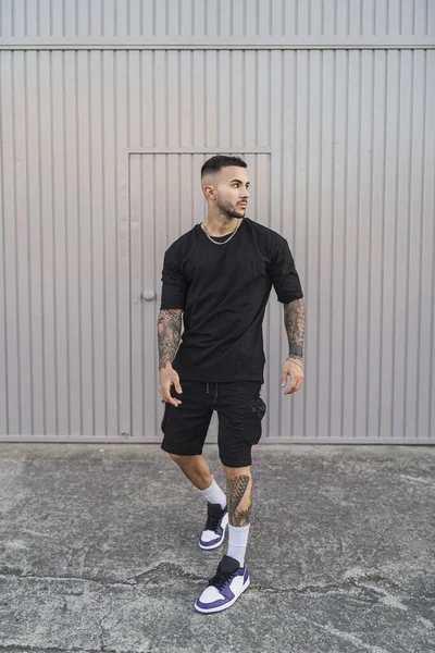 Hombre Joven Con Tatuajes Estilo Casual Fresco — Foto de Stock