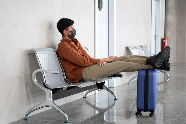 Nahaufnahme Einer Person Mit Gesichtsmaske Flughafen Die Auf Ihren Flug — Stockfoto