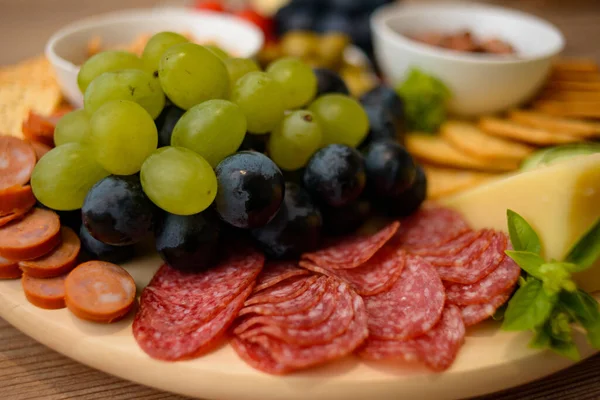 Closeup Shot Salami Slices Grapes Snack Platter — Stock Photo, Image