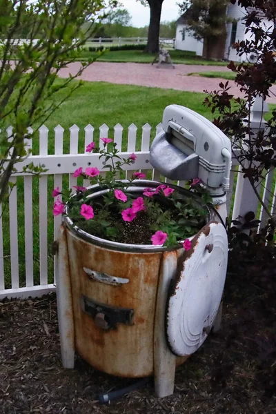 Bahçedeki Çamaşır Makinesinden Yapılmış Bir Çiçek Tarhının Dikey Görüntüsü — Stok fotoğraf