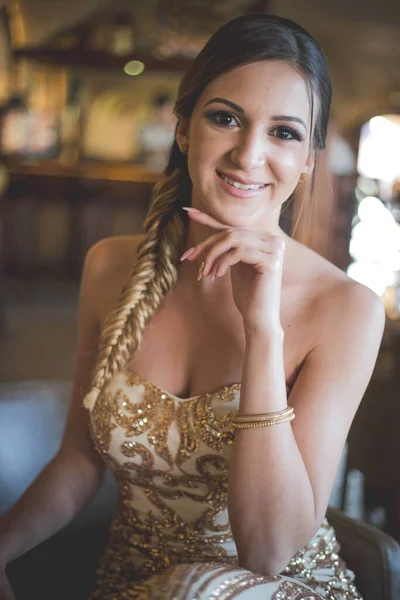 Uma Jovem Senhora Vestido Noite Longo Sorrindo Olhando Para Câmera — Fotografia de Stock