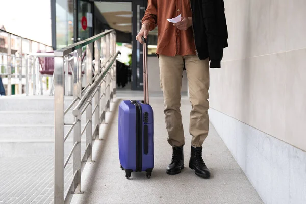 Nahaufnahme Einer Person Die Den Flughafen Mit Ihrem Gepäck Verlässt — Stockfoto