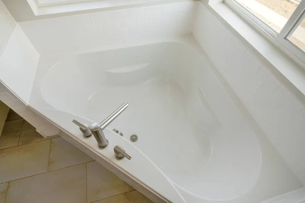 Design Interiores Banheiro Minimalista Cor Branca Com Uma Banheira — Fotografia de Stock