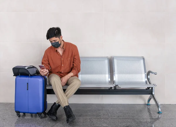 Nahaufnahme Einer Person Mit Gesichtsmaske Flughafen Die Auf Ihren Flug — Stockfoto