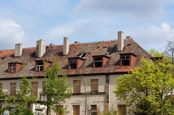 Poznan Lengyelország Április 2015 Házak Sérült Cserép Tető Városban — Stock Fotó