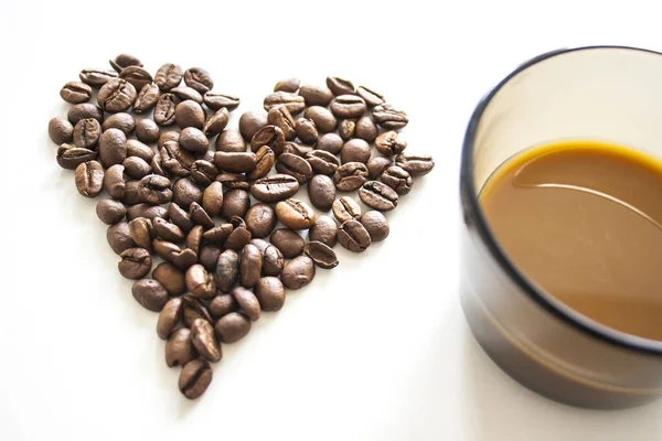 Una Taza Café Lado Corazón Hecho Granos Café Tostados Sobre — Foto de Stock