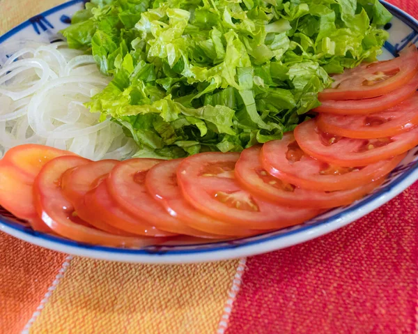 Domates Marul Soğanlı Bir Salatanın Yakın Plan Çekimi — Stok fotoğraf