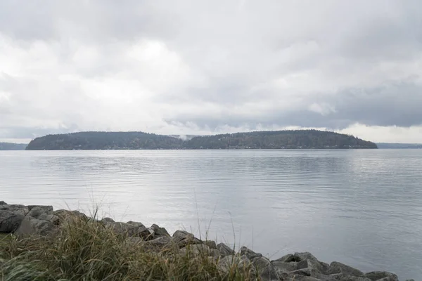 Lugn Utsikt Över Sjö Bakgrunden Bergen Den Dystra Himlen — Stockfoto