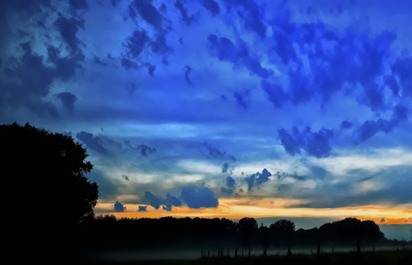 Silhuett Träd Jordbruksmark Vacker Solnedgång Himmel — Stockfoto