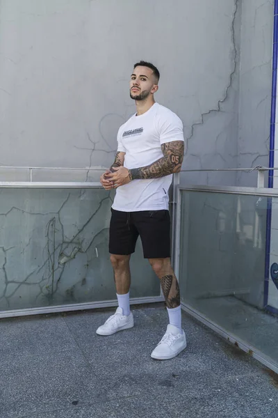 Joven Con Tatuajes Fresco Estilo Casual Posando Aire Libre — Foto de Stock