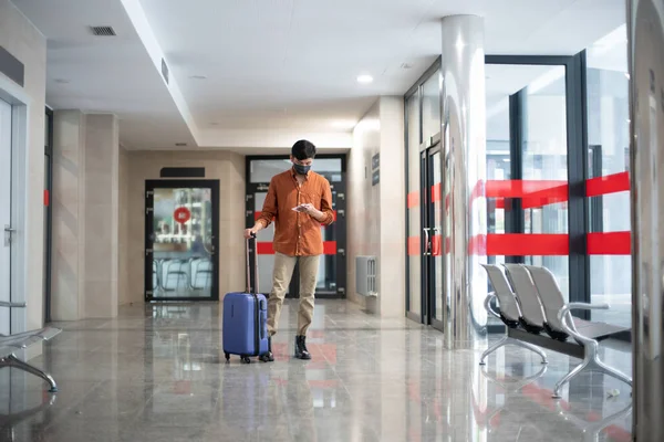 Nahaufnahme Einer Person Mit Gesichtsmaske Flughafen Die Auf Ihren Flug — Stockfoto