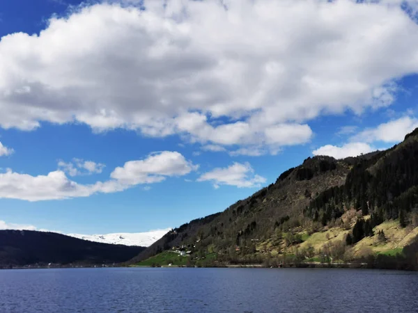 Pintoresco Plano Del Lago Oppheimsvatnet Noruega Rodeado Montañas Con Clima —  Fotos de Stock